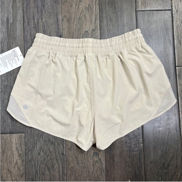Lululemon NWT Hotty Hot High-Rise Short 2.5" Mojave Tan - Picture 4 of 10
